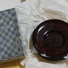 ◆【木製・漆器茶托】②　　※黒漆器に、暖色系の柄。