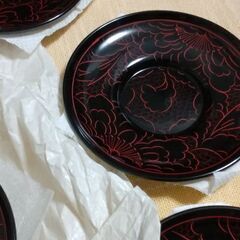 ◆【木製・漆器茶托】②　　※黒漆器に、暖色系の柄。の画像
