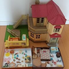 シルバニアファミリー　赤い屋根の大きなお家 　芝生の庭　家具　幼...