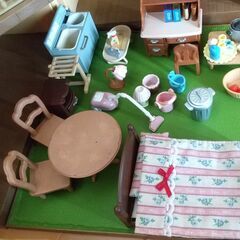 シルバニアファミリー　赤い屋根の大きなお家 　芝生の庭　家具　幼稚園バスの画像