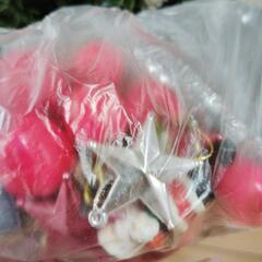 クリスマスツリー　オーナメント付きの画像