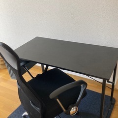 パソコンデスク、椅子、フロアマット