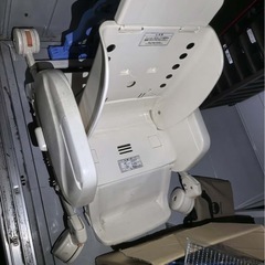 ベビー椅子とカーの画像