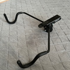 自転車を壁にかけるもの