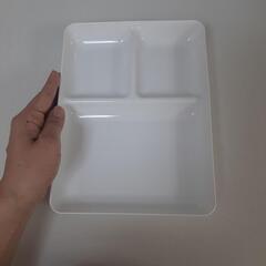 【無料】NITORI　仕切りプレート食器の画像