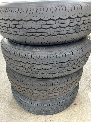 ①ハイエース夏タイヤ ブリヂストン製　195/80R15 107/105L