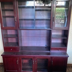 アンティーク食器棚の画像