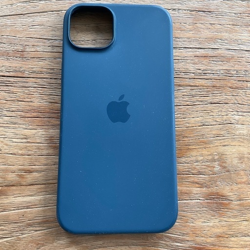 iPhone15 Plus 128GB ブルー 美品 純正MagSafe対応シリコンケース付の 