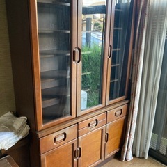 アンティーク食器棚の画像