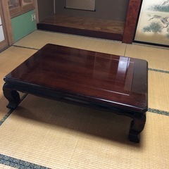 木製テーブルの画像