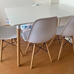 ダイニングテーブル椅子3脚付きの画像
