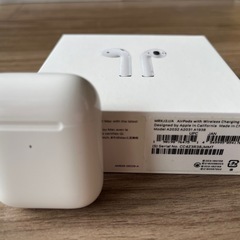 AirPods 2 (エアポッツ第2世代 - MRXJ2JA) with Wireless Charging Case (ワイヤレス充電)の画像