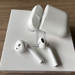 AirPods 2 (エアポッツ第2世代 - MRXJ2JA) with Wireless Charging Case (ワイヤレス充電)の画像