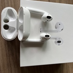 AirPods 2 (エアポッツ第2世代 - MRXJ2JA) with Wireless Charging Case (ワイヤレス充電)の画像