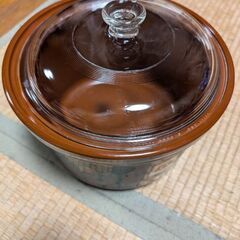 梅や味噌を漬けるカメです。