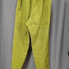 ライトグリーン テーパードパンツの画像