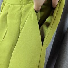 ライトグリーン テーパードパンツ