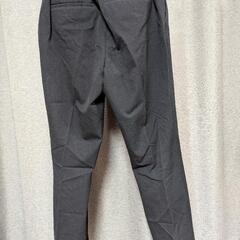 UNIQLO 黒ストレートパンツの画像