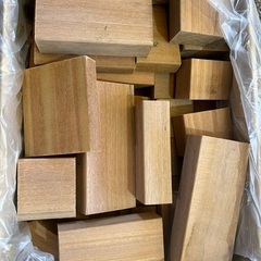 【格安】天然木 ウッドデッキ材 端材 段ボール詰め合わせ　【庭具・DIY・キャンプに】 ②の画像