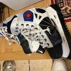 ホッケー靴とヘルメットの画像