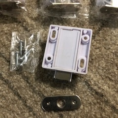 プッシュ ミュート★磁気マグネットキャッチ★ドア止め金具・家具扉・食器棚用の磁気ドアキャッチ６個入りの画像