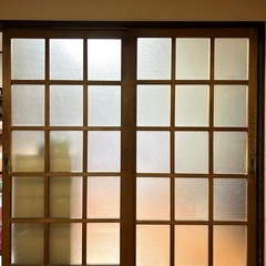 レトロな感じのガラス引き戸(一間分)戸が２つのセット