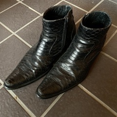 うろこ柄のブーツ