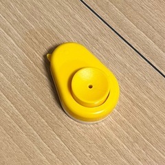 【決まりました】卵にヒビを入れるヒヨコ