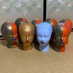 ヘアカットマネキン8体ペイント済み髪の毛なしの画像