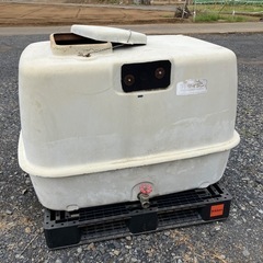 100円にします。FRPタンク　金魚は飼えません！