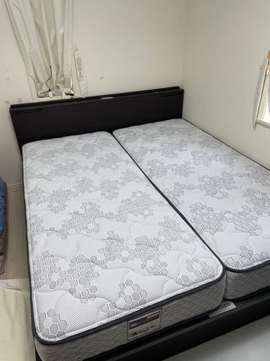 跳ね上げ式クイーンベッド