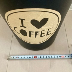 テイクアウトコーヒーカップ型のゴミ箱の画像