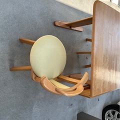ダイニングテーブルと椅子の画像