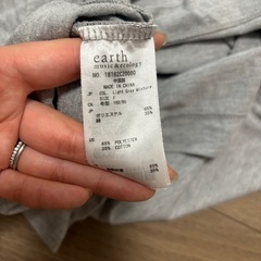 アースミュージックアンドエコロジー　グレー 半袖 クロップド丈 Tシャツの画像