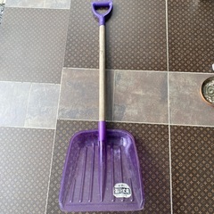 取引き中、受付終了。雪かきスコップ。難あり。