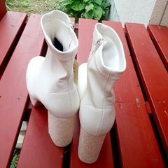 白　ラメ　ショートブーツ　　デパートブランドのワールドの画像