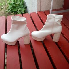 白　ラメ　ショートブーツ　　デパートブランドのワールドの画像