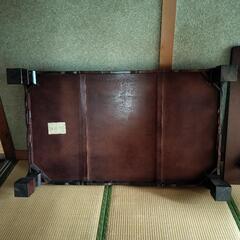 レトロな天然木テーブルの画像