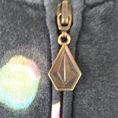 [ネット決済可] VOLCOM ヴィンテージ フード付きパーカー Sの画像
