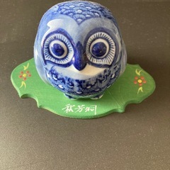 小さな陶器の人形とフクロウの置物と飾りの画像