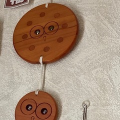 小さな陶器の人形とフクロウの置物と飾りの画像