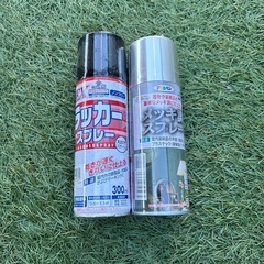 スプレー缶二つ
