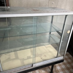 ガラスショーケースの画像