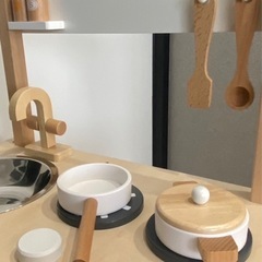 引渡し決定済:木製キッチン　ままごと　調理用具つき　の画像