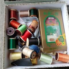 裁縫道具　糸、ボタン、糸通し機の画像