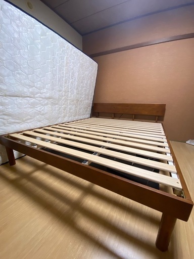 クイーンベッドマットレス付き　[自宅にて引き取り限定］