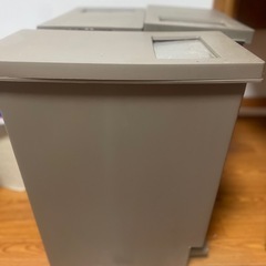 ゴミ箱3セット　ペダル式の画像