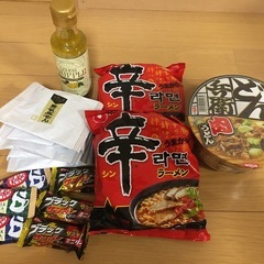 カップ麺、おやつ類など