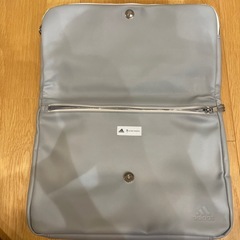 adidas クラッチバッグの画像