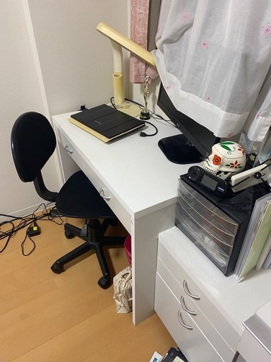 ニトリ　机椅子　キャビネット　電気スタンド